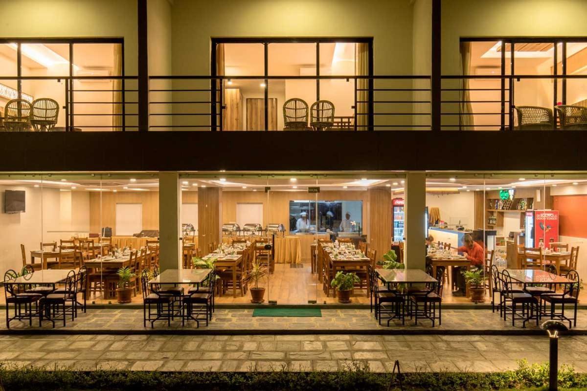 Park Safari Resort, Chitwan National Park Extérieur photo